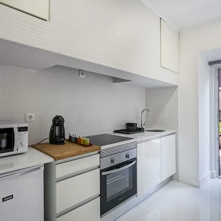 Hip Tailor Made Flat In Bairro Alto 아파트 *